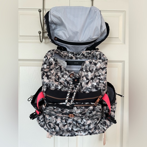 Rare Lululemon Travelling Yogini Rucksack in Mystic Jungle - Picture 4 of 10